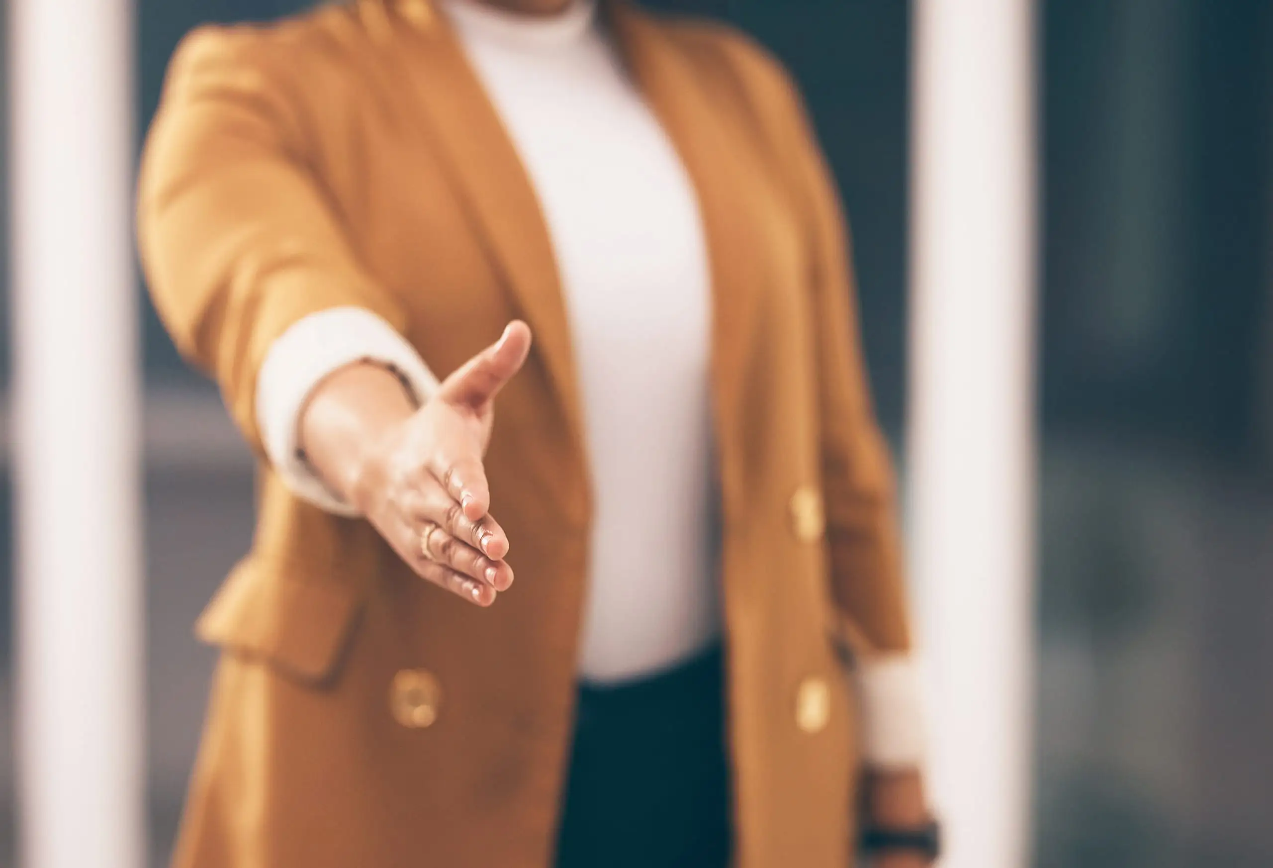 Rita streckt zur Begrüssung die Hand entgegen